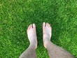 Nackte Füße im Rasen 