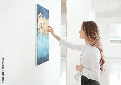 Cuadros en Lienzo Woman at exhibition in modern art gallery