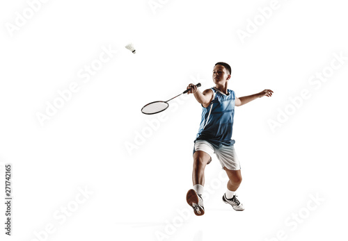 Plakaty Badminton  maly-chlopiec-gra-w-badmintona-na-bialym-tle-studio-mlody-meski-model-w-odziezy-sportowej