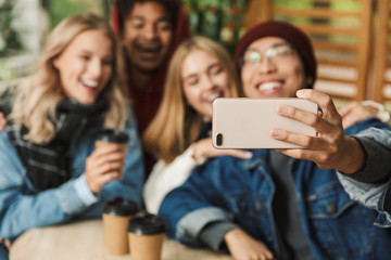 Canvas Print - Group if cheerful multiethnic friends teenagers