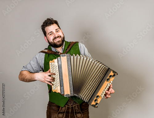 Fotografía cool young musician with black beard and leather trousers and traditional costum