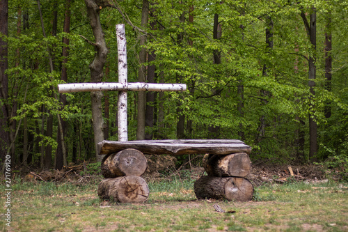 Fotografía A wooden altar and cross in a forest.