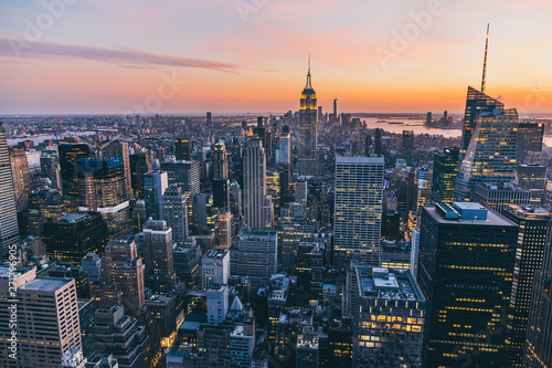Fotomural Top view of New york city in sunset time with building of city and river, New yo