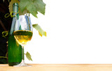 Fototapeta Sypialnia - Weißwein im Glas vor einer Flasche. Freigestellt.