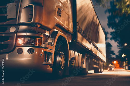 Fotografía truck shipping and logistic in night