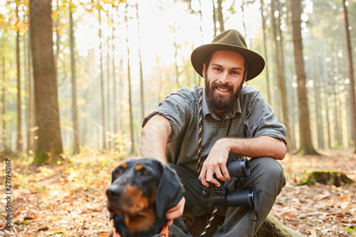 Fotografía Förster mit Jagdhund und Fernglas macht Pause
