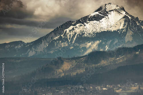 ciemny-krajobraz-z-gorami-o-wschodzie-slonca-tatry-polska-zakopane-europa