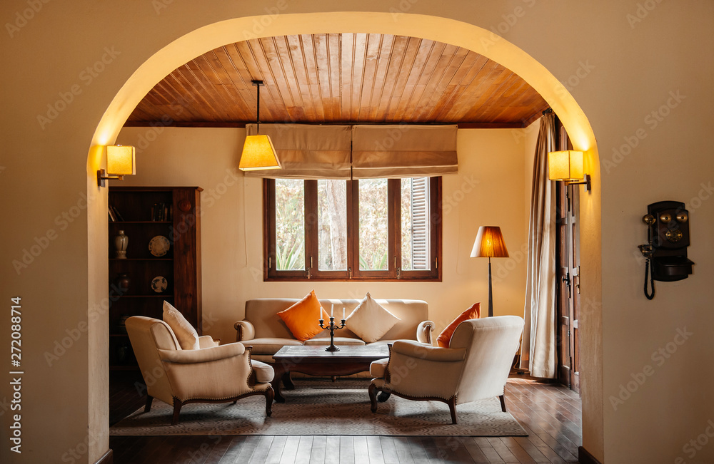 Obraz na płótnie Vintage colonial living room with sofa couch, classic lamps w salonie