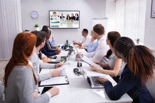 Fotografía Businesspeople Having Video Conference In Boardroom