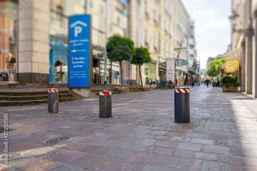 Fotomural Durchfahrschutz in einer Fußgängerzone in einer Stadt