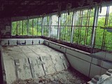 Fototapeta Do pokoju - Opuszczony basen w miejscowości Prypeć 33 lata po wybuchu reaktora w Czarnobylu