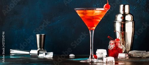 Fotomural Classic alcoholic cocktail Manhattan with bourbon, red vemuth, bitter, ice and c