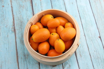 Wall Mural - Kumquats dans un panier en bambou