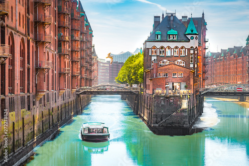 Cuadros en Lienzo Hamburg Speicherstadt harbor district with tour boat in summer, Germany