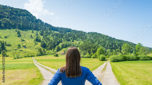 Fotomural A choice of two ways. Woman at a crossroads.
