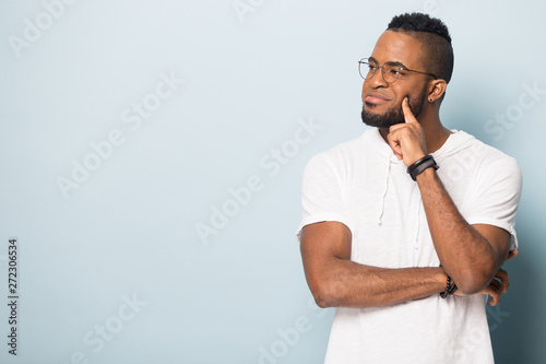 Fotomural Happy black male looking on copy space, advertising banner.