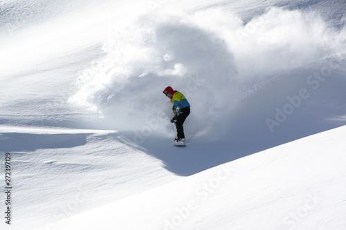 Dekoracja na wymiar  snowboardzista-w-drobnym-bialym-puchu-sniegu