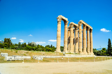 Fototapete - athens columns of olympian zeus ancient temple in greece