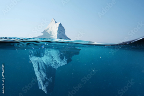 Fotografía Iceberg in the ocean with a view under water