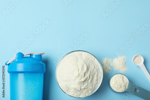 Fotomural Flat lay composition with protein powder on color background