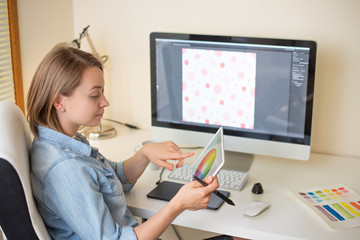 Fototapete - Graphic designer. Work with color on the project. web design concept. freelancer. art
