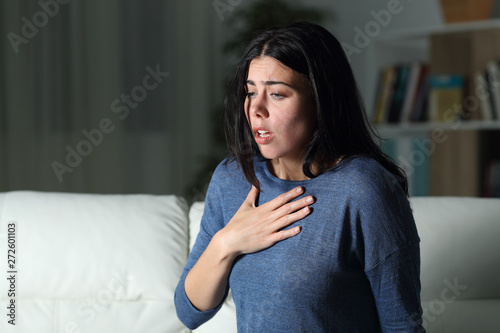 Fotografía Woman suffering an anxiety attack alone in the night