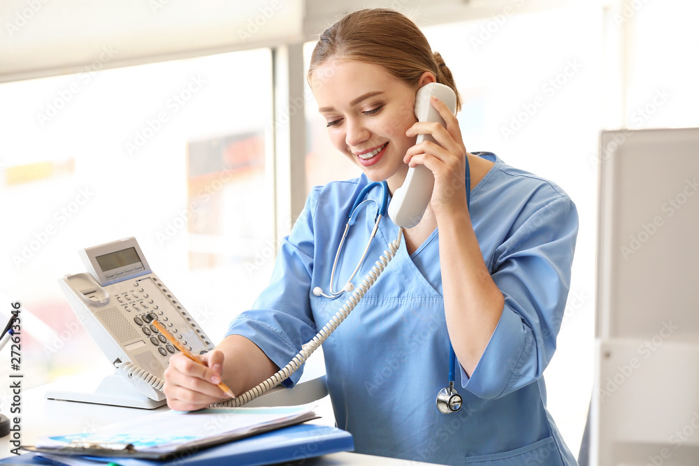 женщина разговаривает по телефону с врачом