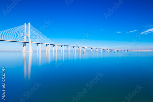 Fotografía Vasco da Gama Bridge mirrored on water, Lisbon, Portugal