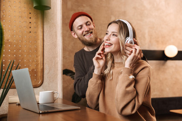 Poster - Happy young couple spending time at the cafe