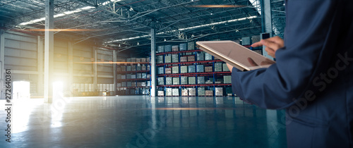 Fotografía Businessman manager using tablet check and control for workers with Modern Trade warehouse logistics