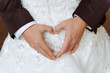Herz mit Hände Braut und Bräutigam