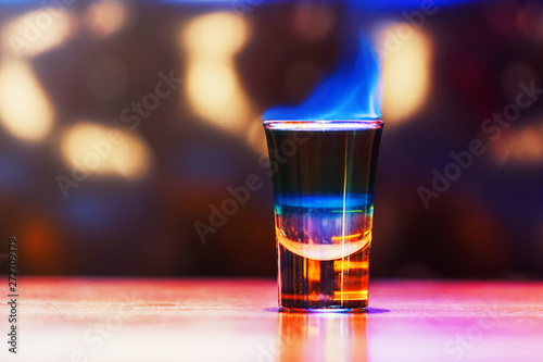 Fotomural Hot shot cocktail on the bar counter