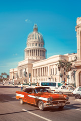 Canvas Print - Antique car next to the Capitol in Old Havana