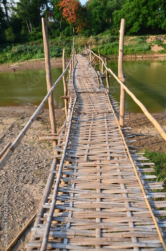 ラオスの世界遺産のルアンパバーン 美しい夕日とメコン川と竹の橋 Stock Photo Adobe Stock ラオスの世界遺産のルアンパバーン 美しい夕日とメコン川と竹の橋 Stock Photo Adobe Stock