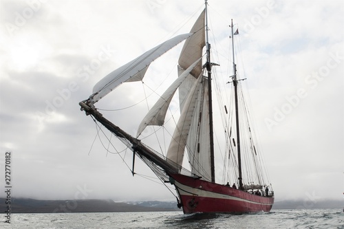 Cuadros en Lienzo Imposantes Schiff - Motorsegler vor Spitzbergen auf Kreuzfahrt