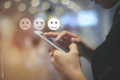 Fotomural Business woman use mobilepressing smiley face touch screen