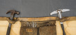 Dachdecker alte Gürteltasche mit authentischem Werkzeug Einschlaghaken und Nägel auf Schiefer