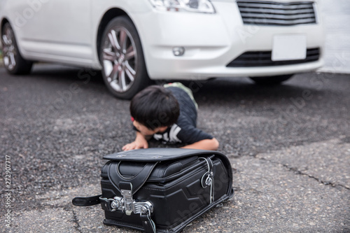 小学生の男の子が登下校中に車にひかれている交通事故危険危ない Stock Photo Adobe Stock