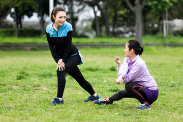 準備運動する女性二人組