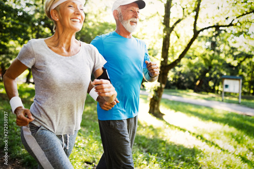 Fotografía Mature couple jogging and running outdoors in city