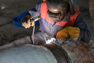 Manual arc welding of large diameter pipeline elements