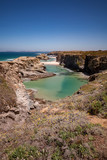 Fototapeta Na ścianę - A Rota dos Pescadores na costa Vicentina, situada no sudoeste de Portugal, é caracterizada pelas suas formações rochosas e praias de águas cristalinas.