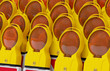 Baustelle Sperre Symbolbild - Viele Warnbaken mit Signallicht Gehäuse gelb - Glas orange - von rechts aufgenommen