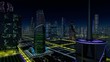 Utopische Großstadt bei Nacht mit bunten Lichtern