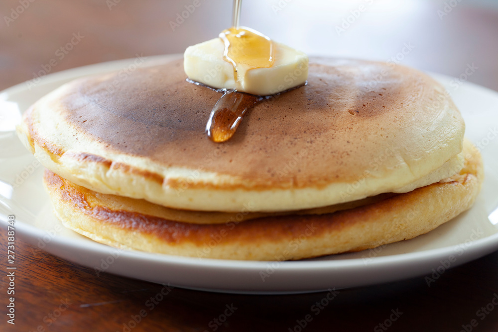 家庭で作った少し焦げたホットケーキ の Stock フォト | Adobe Stock