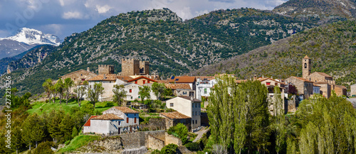Cuadros en Lienzo Panoramic view of Binies village in Aragon region of Spanish Pyrenees