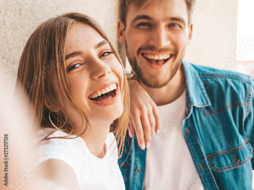 Cuadros en Lienzo Smiling beautiful girl and her handsome boyfriend in casual summer clothes
