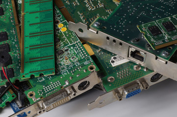 Fototapete - Used consumer electronics components. RAM memories and expansion cards.