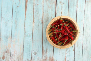 Sticker - Piments rouge dans un panier en bambou