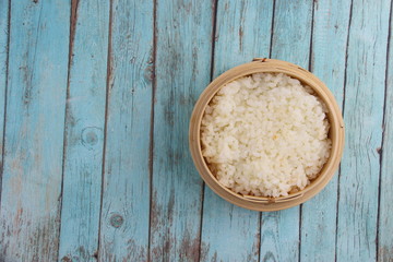 Poster - Riz gluant dans un panier en bambou